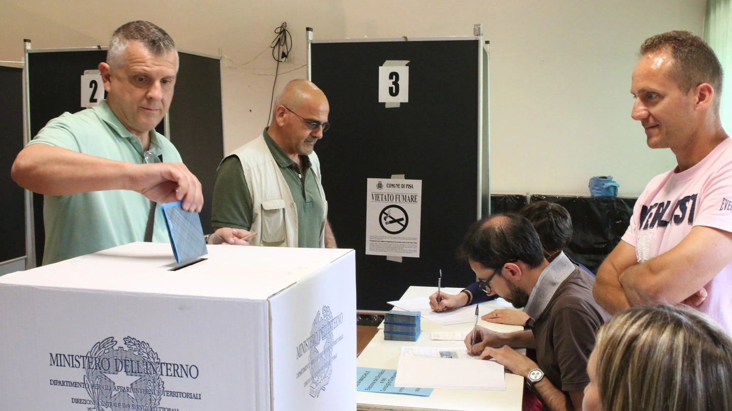 Amministrative, si vota per i ballottaggi. Un seggio di Pisa (Valtriani)