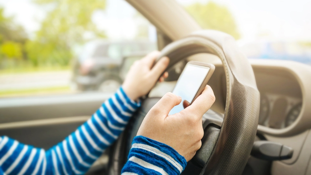 Il 96% degli italiani guarda il telefono mentre guida - Foto: iStock / stevanovicigor