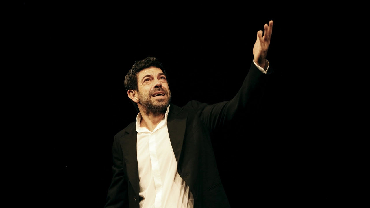 Ricordate il monologo di Favino a Sanremo? L'attore lo porta in teatro a Pontedera