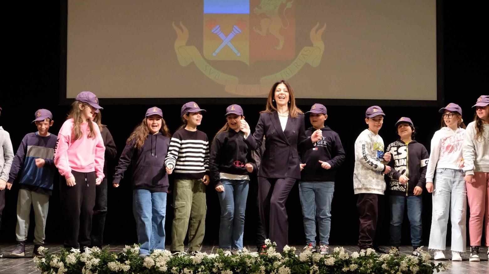 La giornata della polizia  La danza del questore   sulle note del rap  dedicato agli agenti