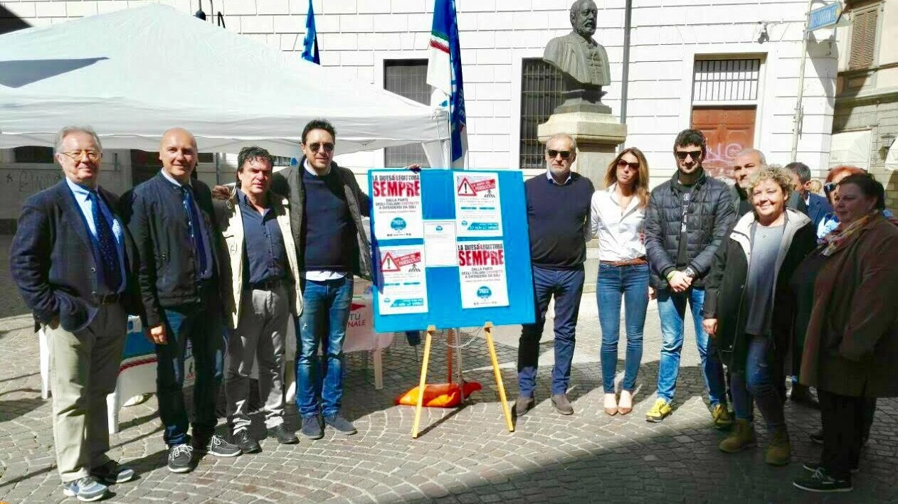 Il gazebo dove sono state raccolte le firme