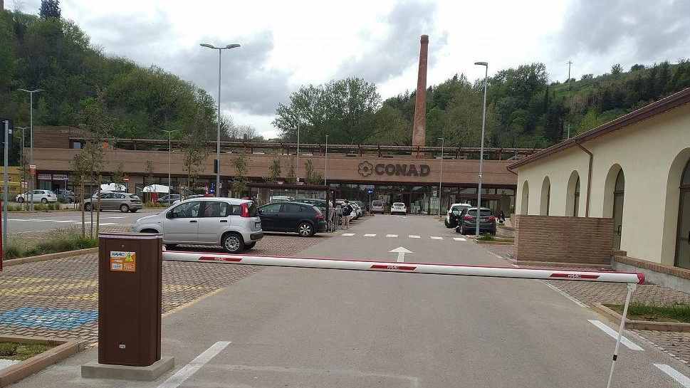 Lotta contro i vandali Chiude il parcheggio Lotta contro i vandali Chiude il parcheggio