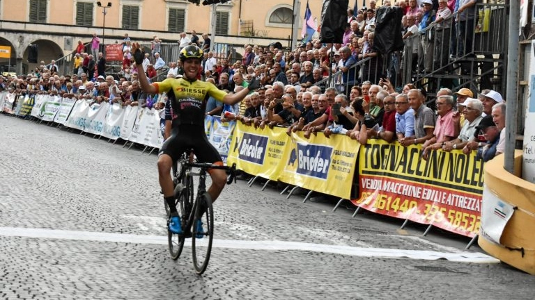 Simone Ravanelli vince l'edizione 2018 del Giro del Valdarno