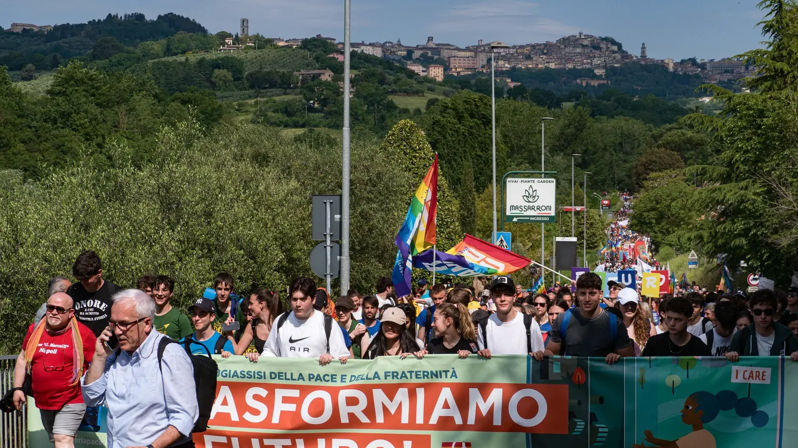 In cammino per la pace La missione dei giovani “Trasformare il futuro“ Basta con le guerre In cammino per la pace La missione dei giovani “Trasformare il futuro“ Basta con le guerre