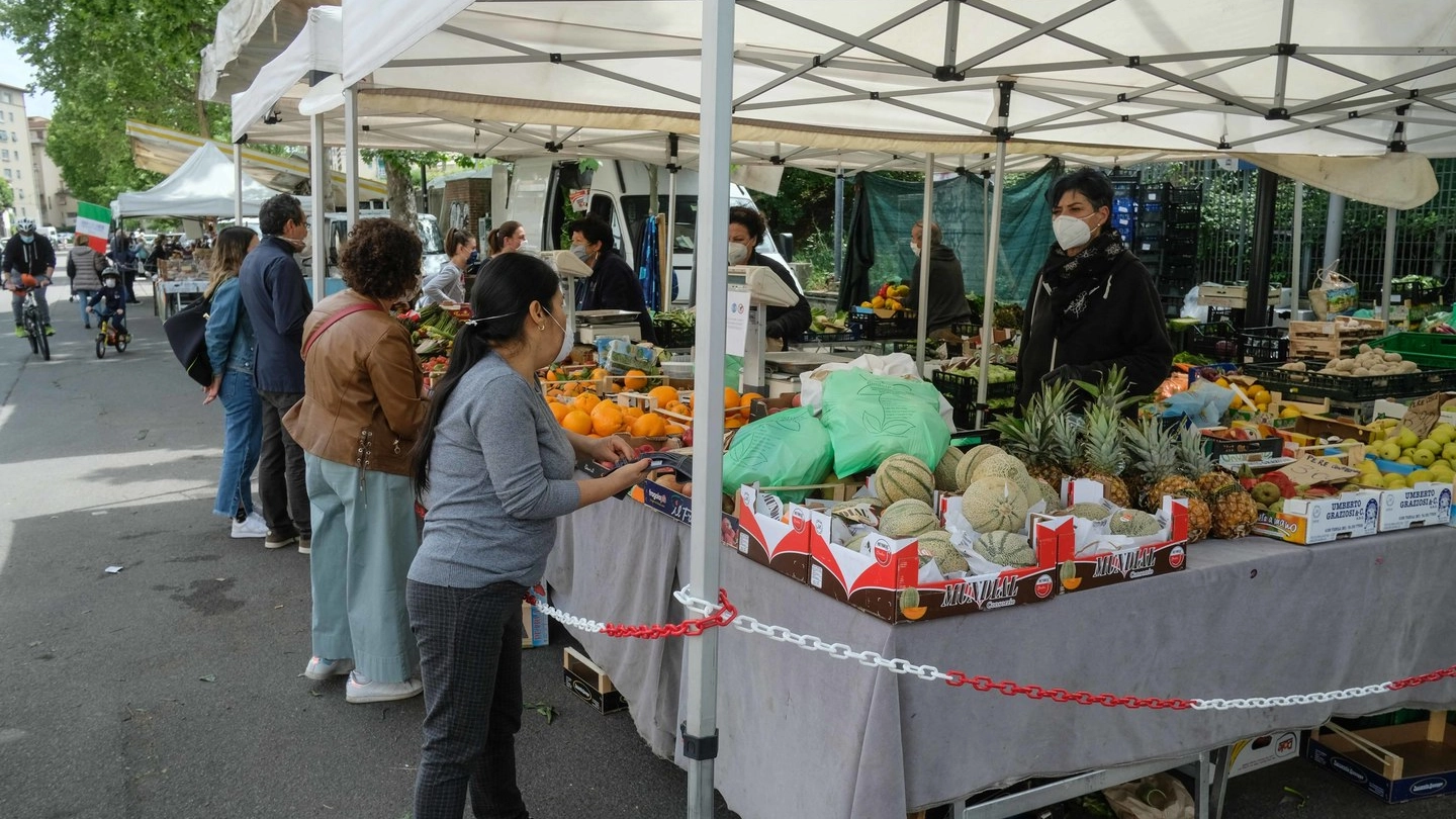 Un mercato rionale (New Press Photo)