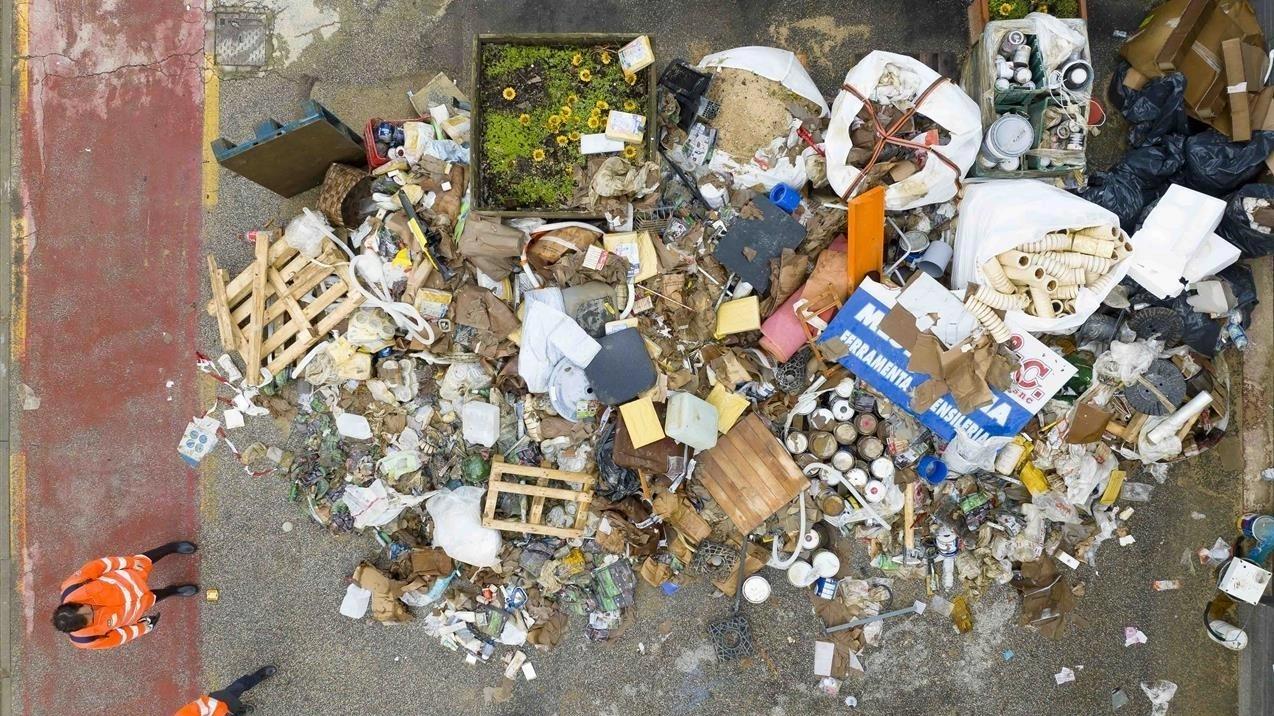 Rifiuti ancora accatastati in strada. Alia: già rimosse 8000 tonnellate Rifiuti ancora accatastati in strada. Alia: già rimosse 8000 tonnellate