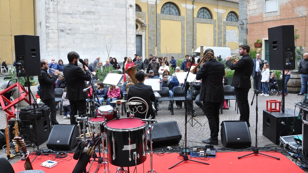 Suoni dai balconi e dalle finestre. Sarzana diventa teatro all’aperto per Ezio Bosso