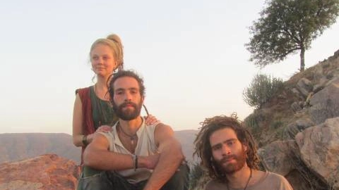 Daniel (a sinistra) ed Elia Lituani con l'amica tedesca che è con loro in Nepal (da Facebook)