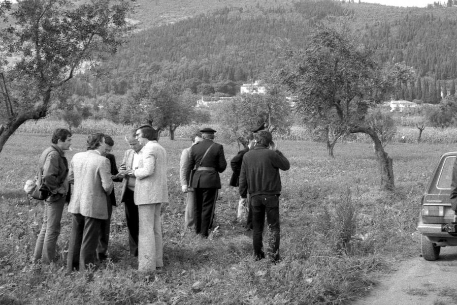 Spezi, terzo da sinistra, sul luogo di uno dei delitti del Mostro (Pressphoto)