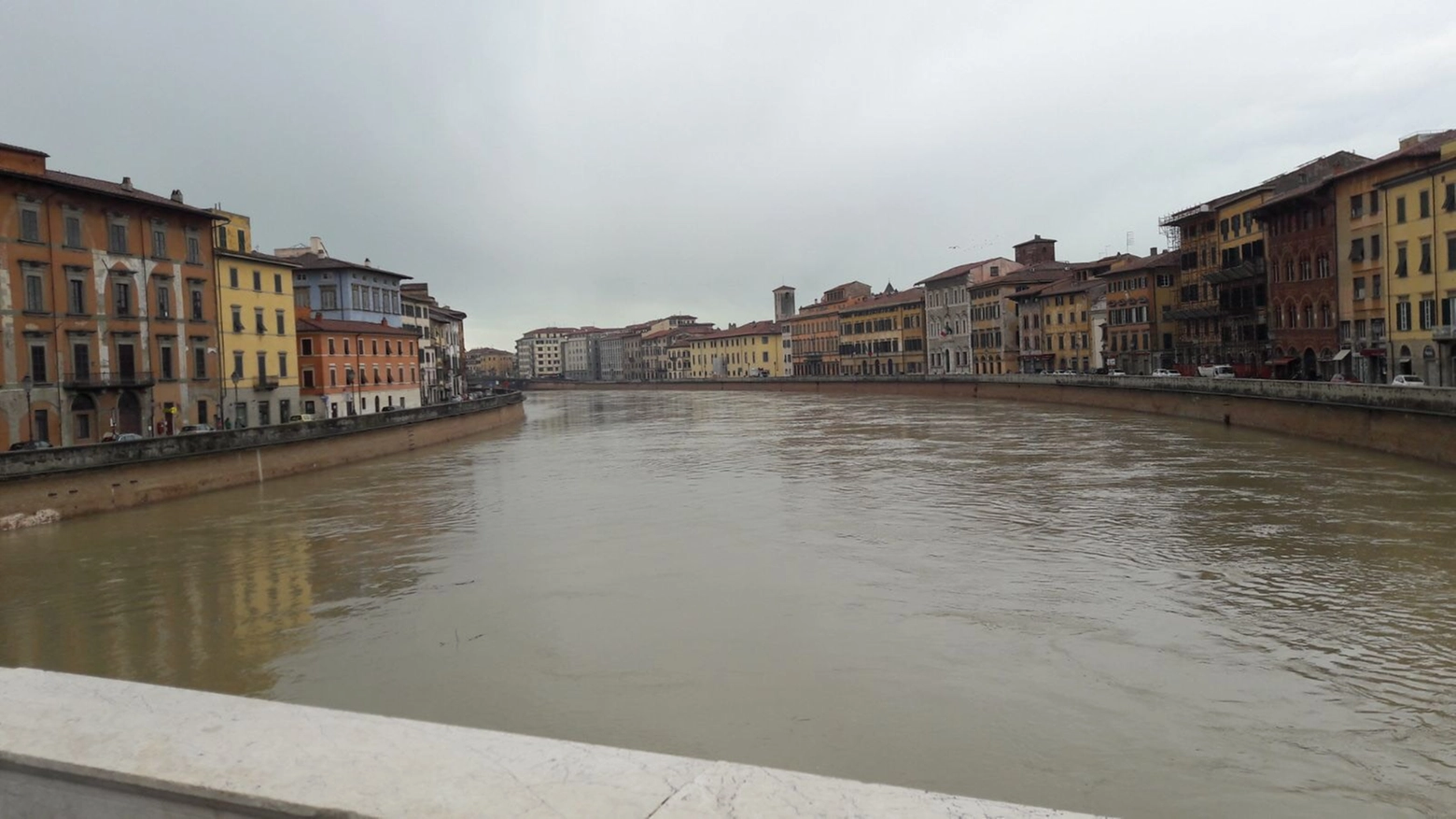 L'Arno a Pisa la mattina di domenica 4 febbraio