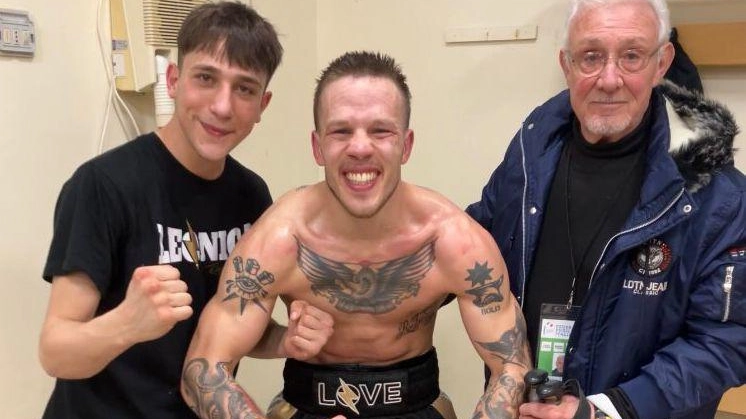 Simone Vanni trionfa anche a Ferrara. Contro Mohamed Nasri finisce ai punti Simone Vanni trionfa anche a Ferrara. Contro Mohamed Nasri finisce ai punti