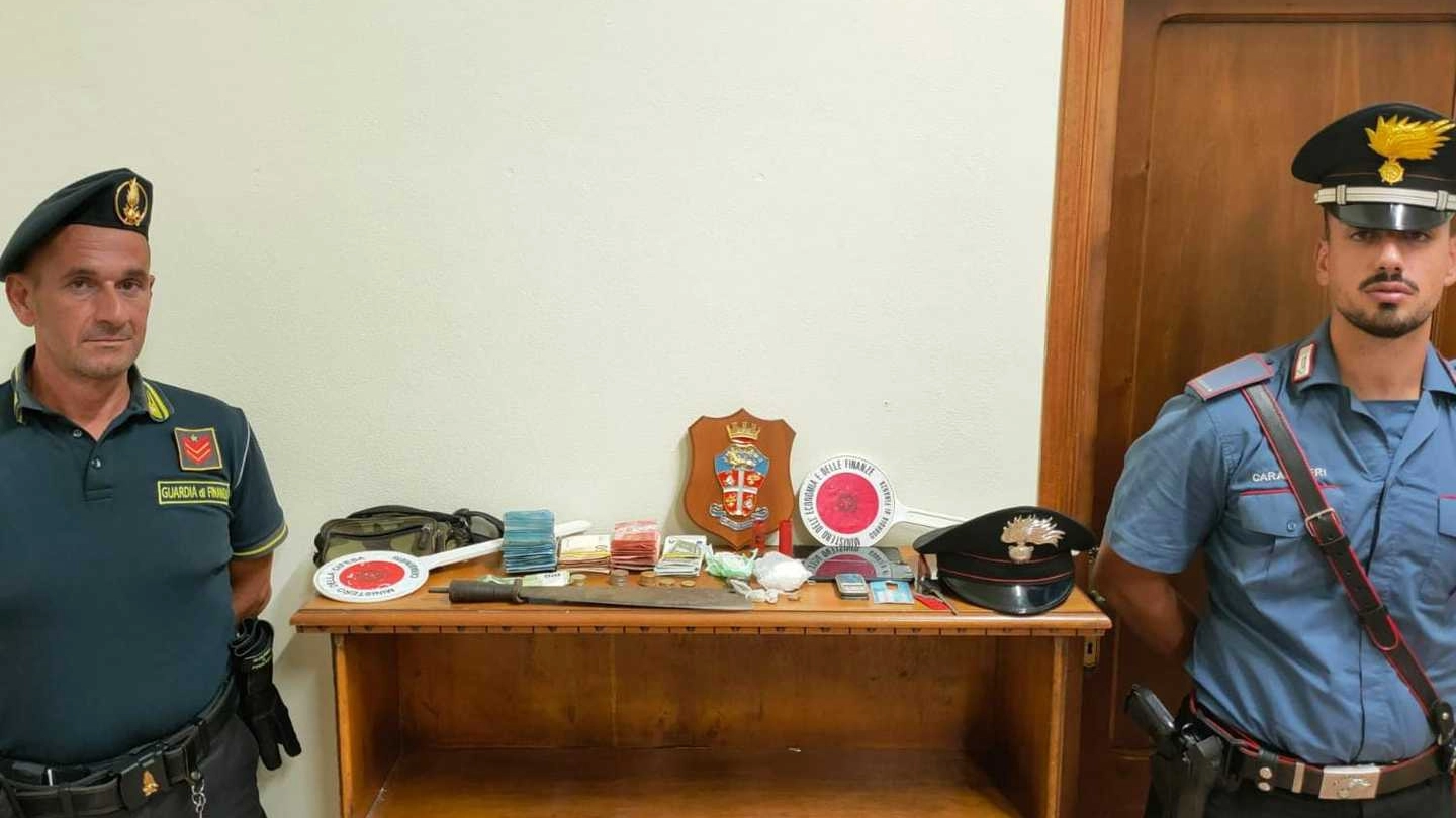 Alcune dosi che sono state recuperate dai Carabinieri e dalla Guardia di finanza dopo il blitz nelle piazze di spaccio Alcune dosi che sono state recuperate dai Carabinieri e dalla Guardia di finanza dopo il blitz nelle piazze di spaccio
