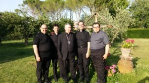 Monsignor Giusti con i quattro ragazzi che  domani saranno ordinati sacerdoti