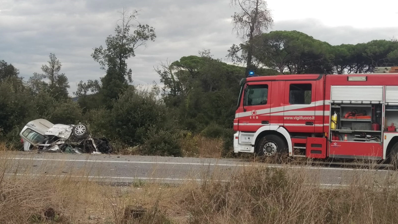 Scontro pullman-auto a Migliarino (Foto Valtriani)