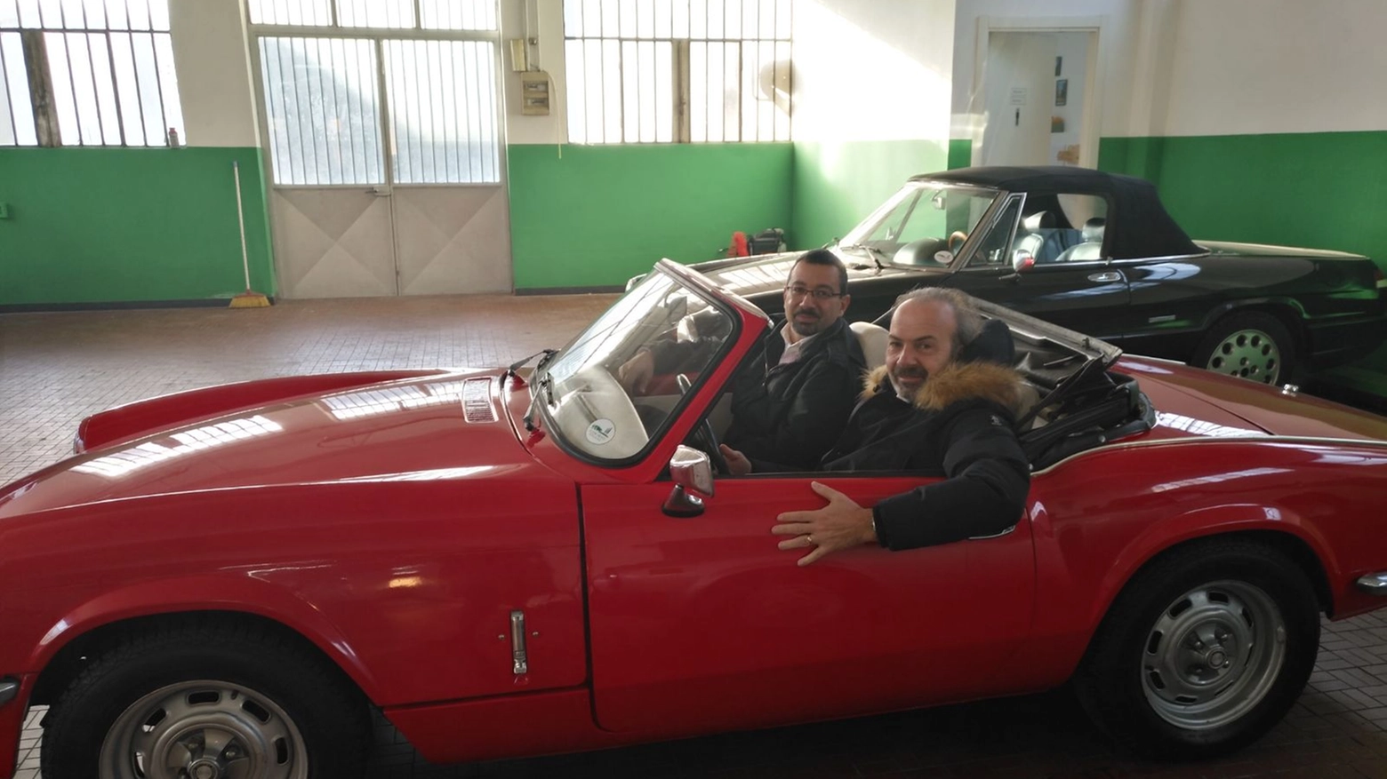 Federico Tondi e Lapo Cantini alla guida di una spider rossa