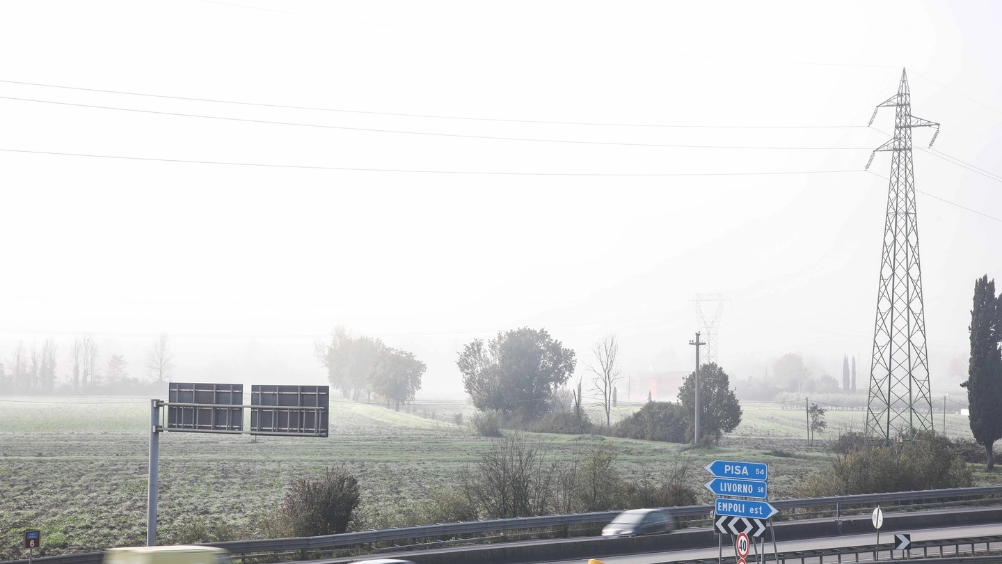 Nebbia a Empoli e sulla superstrada Fi-Pi-Li (Foto Germogli)