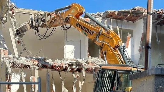 La demolizione del “Tacca” In macerie un pezzo di istituto Rivoluzione per il traffico La demolizione del “Tacca” In macerie un pezzo di istituto Rivoluzione per il traffico