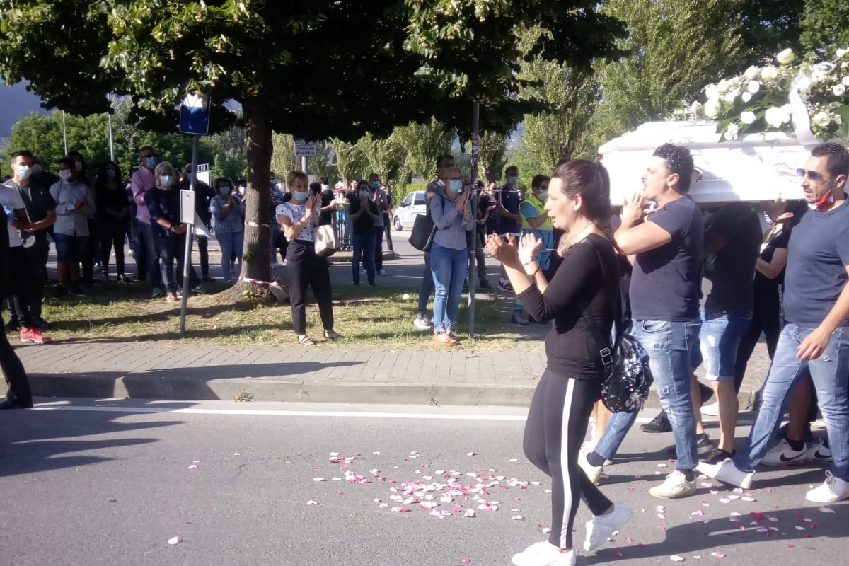 Petali di fiori gettati ai piedi del corteo che accompagna Samuele (foto Stefanini)
