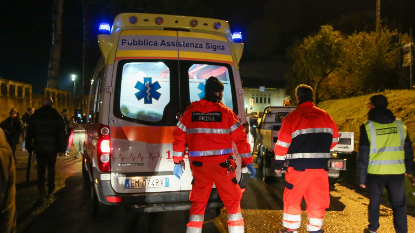 Un'ambulanza alla manifestazione (Fotocronache Germogli)