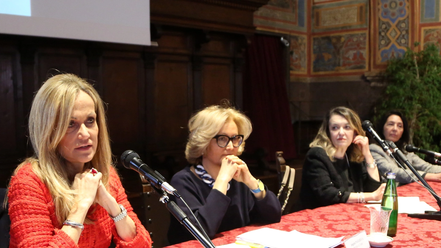 Maria Federica Burattini, accanto il tavolo con Nicoletta Spagnoli e Angela Pagliuca