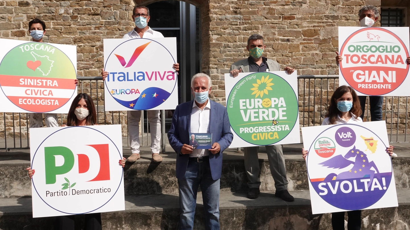 Eugenio Giani, candidato del centrosinistra, con le liste che lo sostengono nella sfida