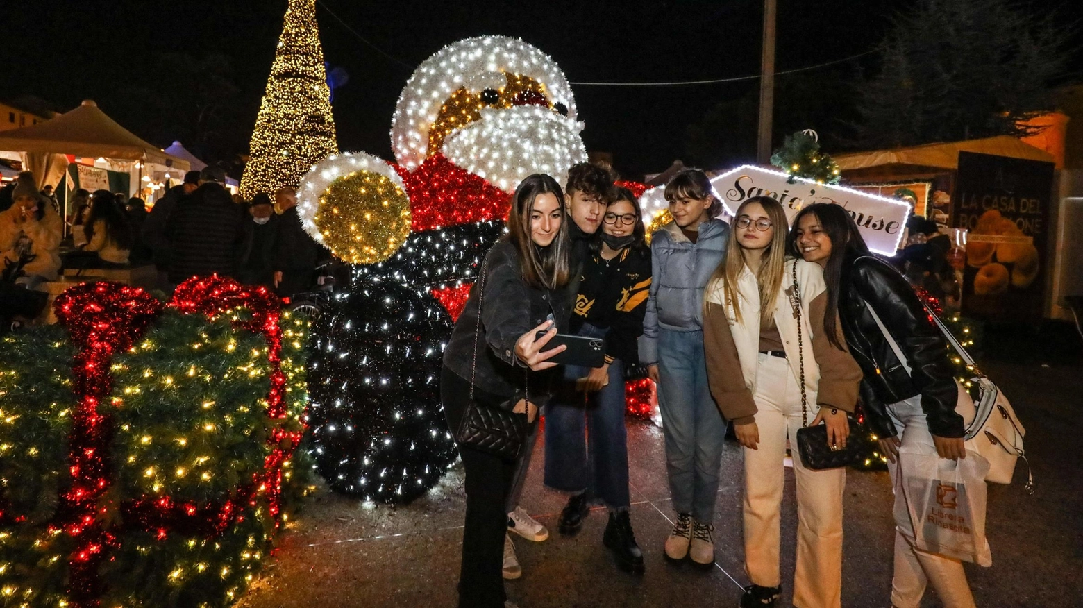 Sotto l’albero 20 posti di lavoro. La Città del Natale cresce. E cerca nuovi collaboratori Sotto l’albero 20 posti di lavoro. La Città del Natale cresce. E cerca nuovi collaboratori