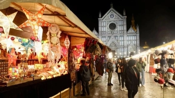 Il mercatino in piazza Santa Croce