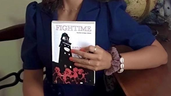 Scrittrice a 19 anni È uscito Fight Time Scrittrice a 19 anni È uscito Fight Time