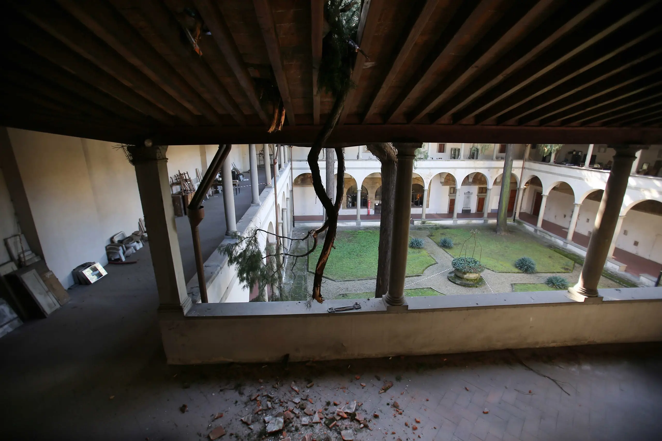 Maltempo: un albero danneggia la cappella Brancacci