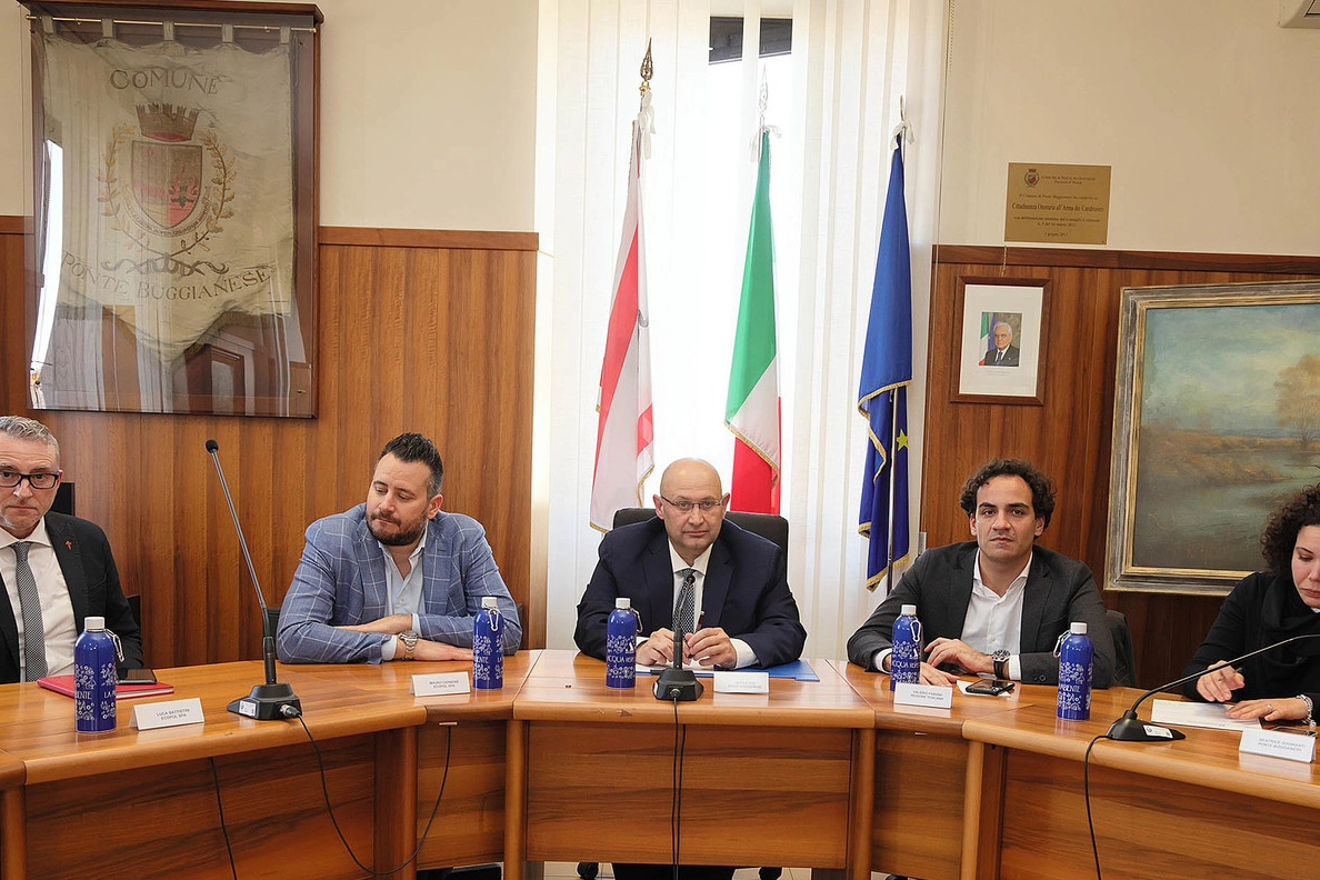 Il sindaco Tesi e il consigliere del governatore Fabiani coi rappresentanti delle aziende coinvolte nel piano (foto Goiorani)