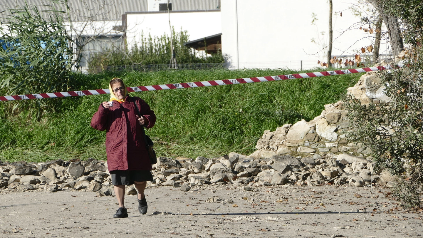 Il muro storico crollato alle Cascine di Tavola (foto Attalmi)
