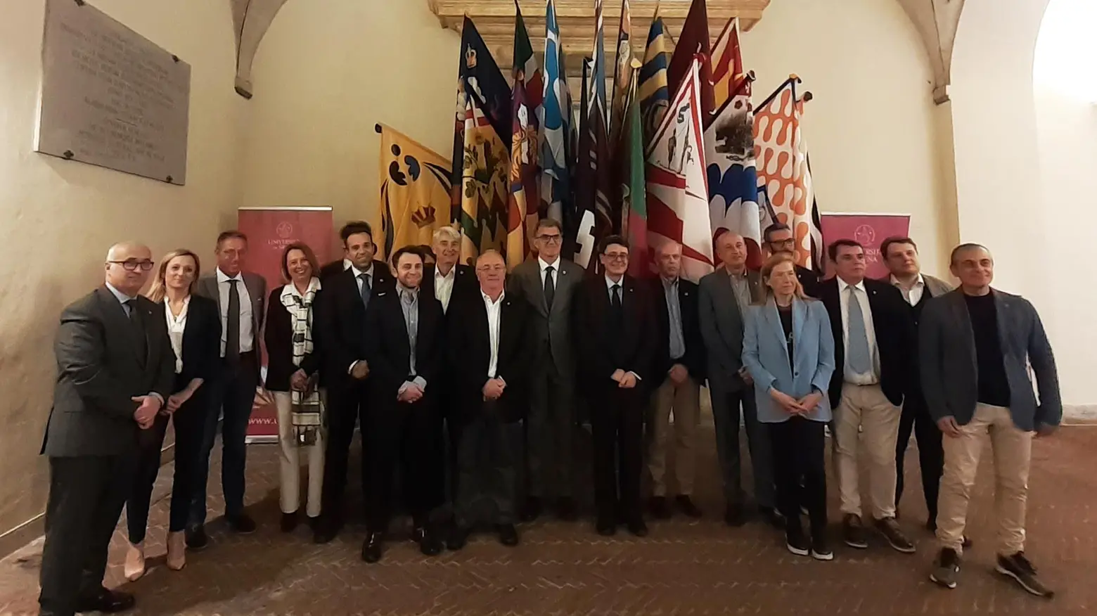 Le bandiere delle Contrade al Rettorato Di Pietra: "Simbolo di valori condivisi" Le bandiere delle Contrade al Rettorato Di Pietra: "Simbolo di valori condivisi"