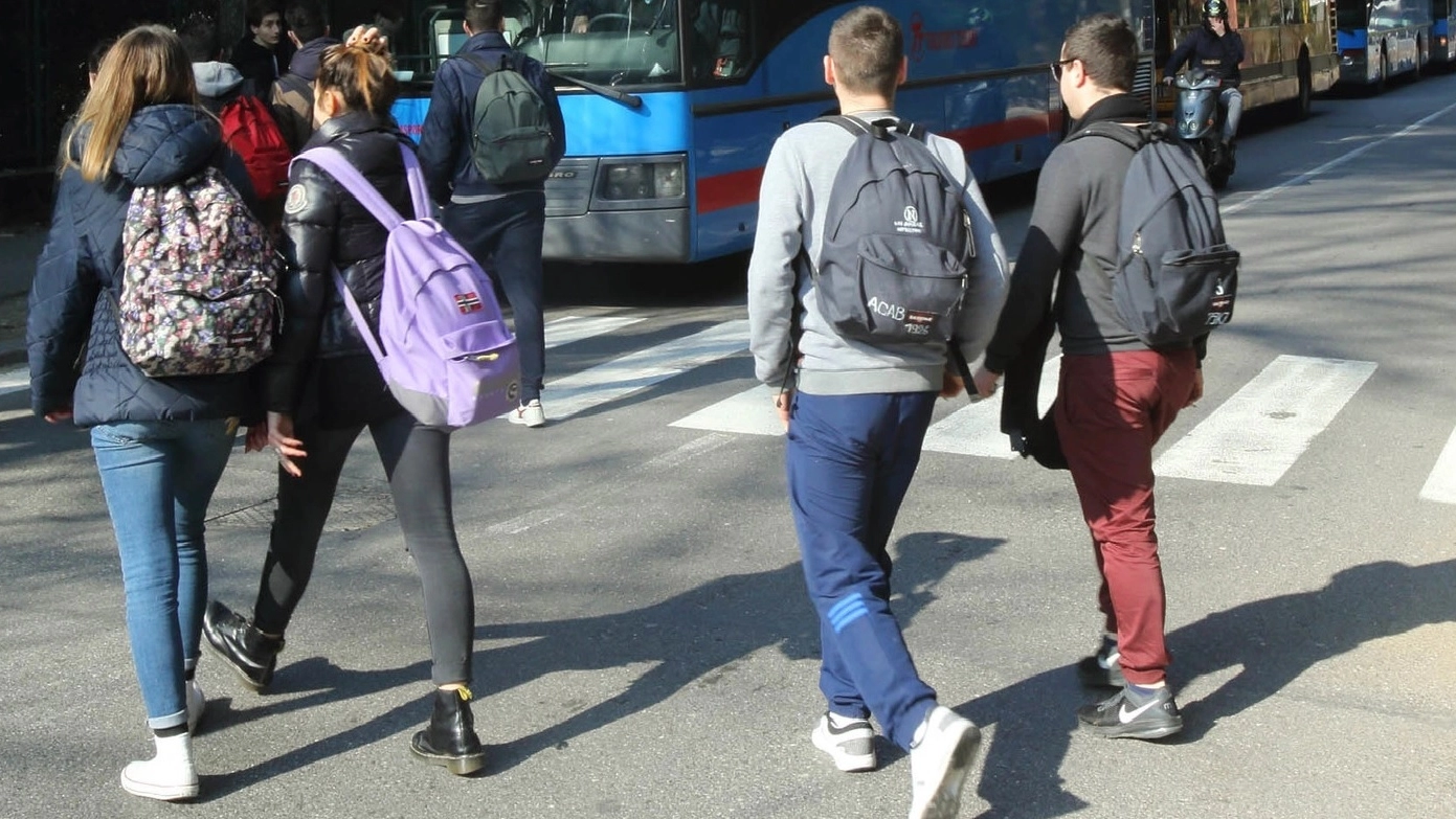 Il racconto di una madre che ha visto salire in pochi mesi il prezzo dell’abbonamento ai mezzi pubblici per la figlia Il racconto di una madre che ha visto salire in pochi mesi il prezzo dell’abbonamento ai mezzi pubblici per la figlia