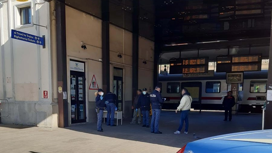 Polizia alla stazione centrale di La Spezia
