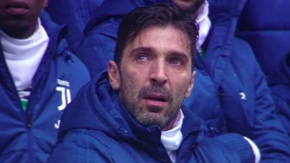 Le lacrime di Buffon durante il minuto di silenzio in ricordo di Astori