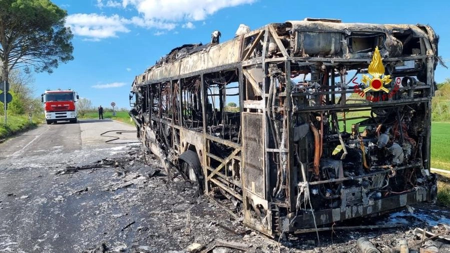 Il bus divorato dalle fiamme