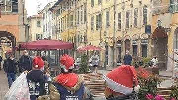 La Caritas di Pisa organizza il Natale Sospeso, un'iniziativa che prevede l'acquisto di libri e giocattoli da destinare alle famiglie bisognose. Nel 2022 sono stati consegnati a 1.360 minori di 579 famiglie. Chi desidera aderire può scrivere alla Caritas o compilare il modulo online.