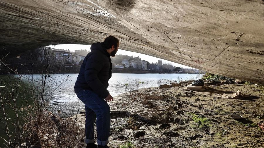 rifiuti e siringhe: lungo l’Arno, sotto i ponti ma non solo, si trova di tutto