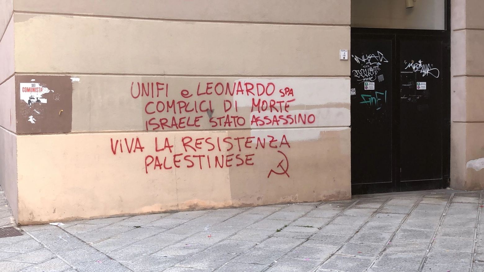 Una delle scritte che hanno imbrattato la sede universitaria di Novoli Una delle scritte che hanno imbrattato la sede universitaria di Novoli