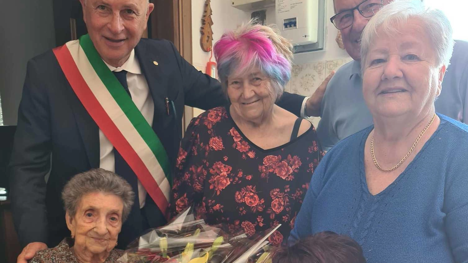 Auguri a nonna Annita per i suoi 103 anni  Appassionata di ciclismo ha seguito il Giro