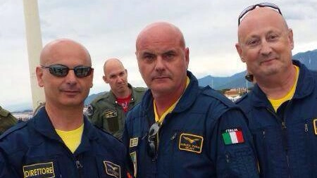 Direttori apuani tra le nuvole "Guidiamo le Frecce in volo" Direttori apuani tra le nuvole "Guidiamo le Frecce in volo"