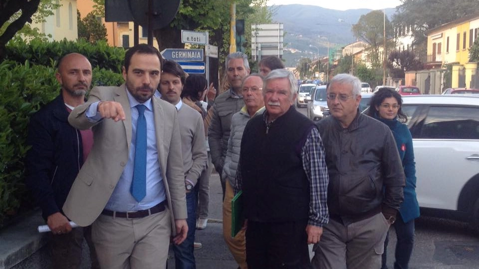Il sindaco Bertinelli con residenti e commercianti di viale Antonelli (foto La Nazione)
