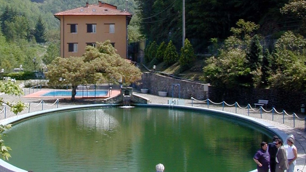 L’albergo delle Terme ad Equi con annessa piscina termale. E’ la zona dove dovrebbero essere ospitati i «migranti»
