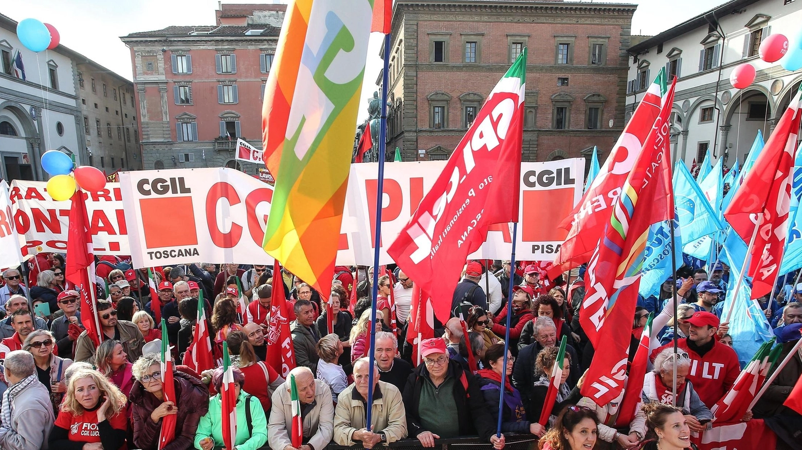 Il venerdì di protesta. Firenze scende in piazza contro il governo: "Siamo cinquantamila"