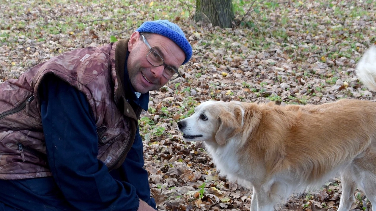Un tartufaio aiutato dall’insostituibile cane nella ricerca delle pepite nascoste sotto terra nei boschi Un tartufaio aiutato dall’insostituibile cane nella ricerca delle pepite nascoste sotto terra nei boschi