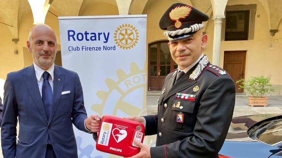 Il momento della consegna dei defibrillatori