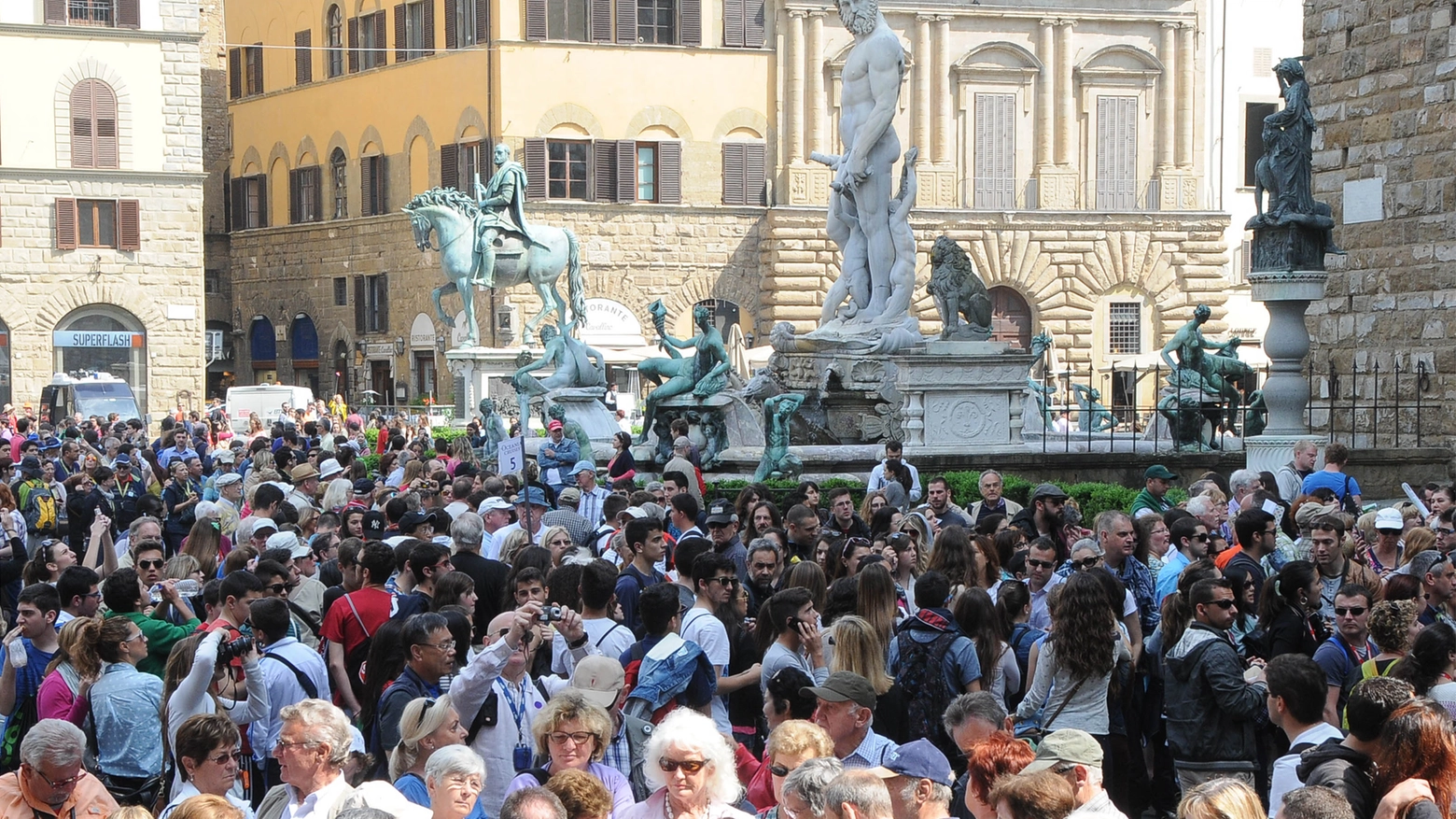 Turisti a Firenze prima del coronavirus 