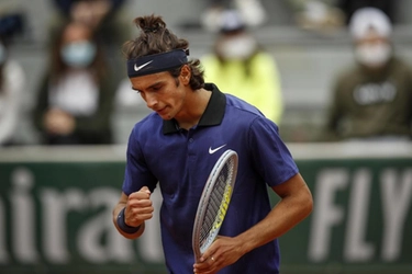 Roland Garros: Musetti sfiora l'impresa con Djokovic. Poi crolla e si ritira