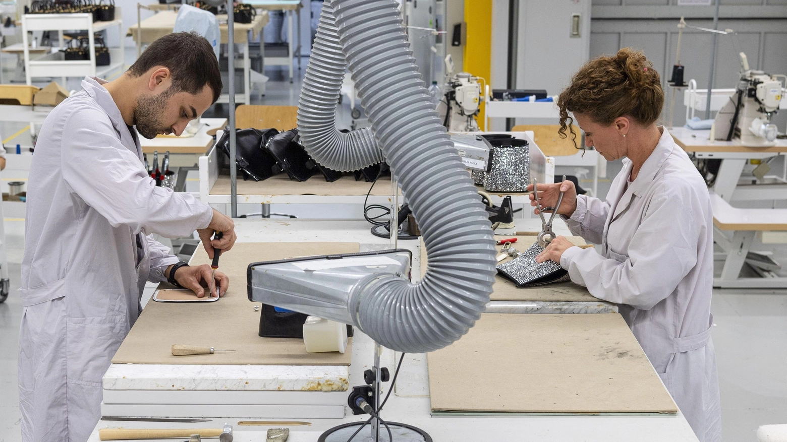 Prada, premio agli operai sui risultati In busta quasi tremila euro all’anno Firmato il primo accordo di Gruppo Prada, premio agli operai sui risultati In busta quasi tremila euro all’anno Firmato il primo accordo di Gruppo