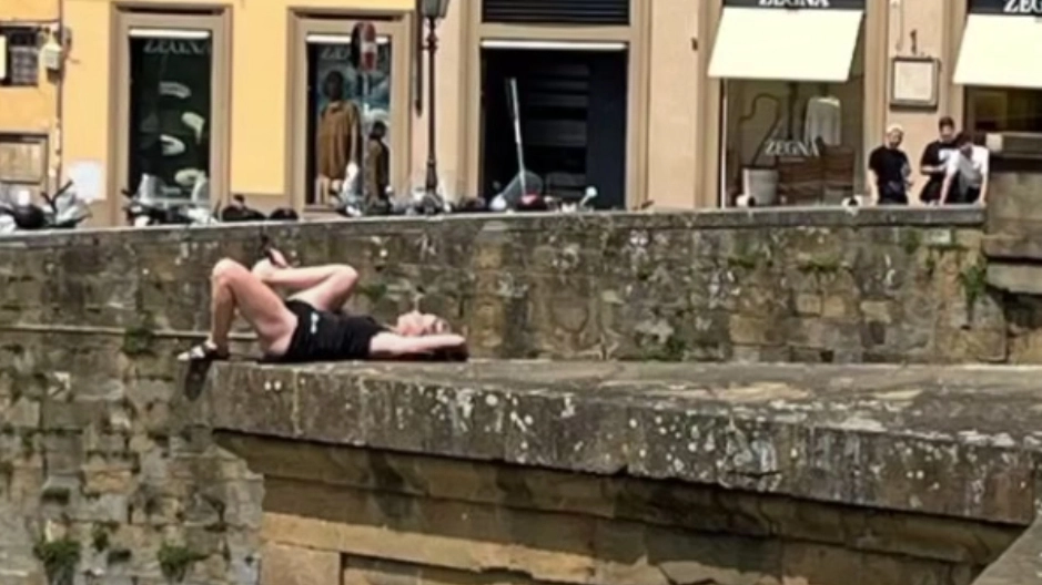 In bilico sui triangoli del Ponte Santa Trinita (Foto Welcometoflorence) In bilico sui triangoli del Ponte Santa Trinita (Foto Welcometoflorence)